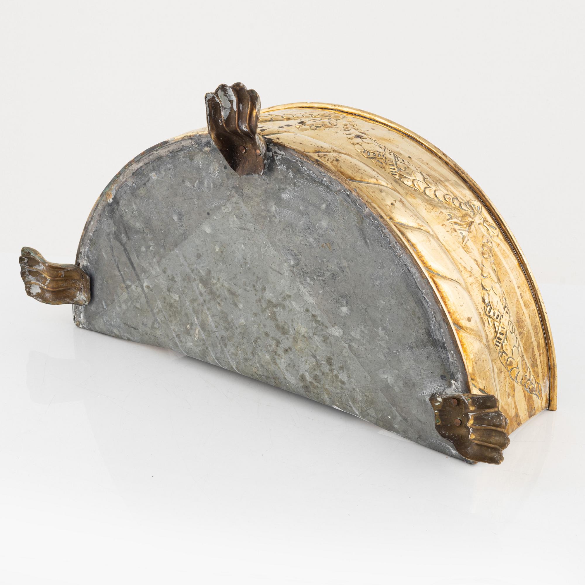 Brasskydd för kakelugn, omkring år 1900.