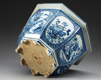 A large blue and white flower pot, Qing dynasty, Qianlong (1736-95).