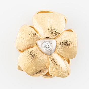 Ole Lynggaard, Charlotte Lynggaard, clasp, in the form of a flower, 18K gold and brilliant-cut diamonds.
