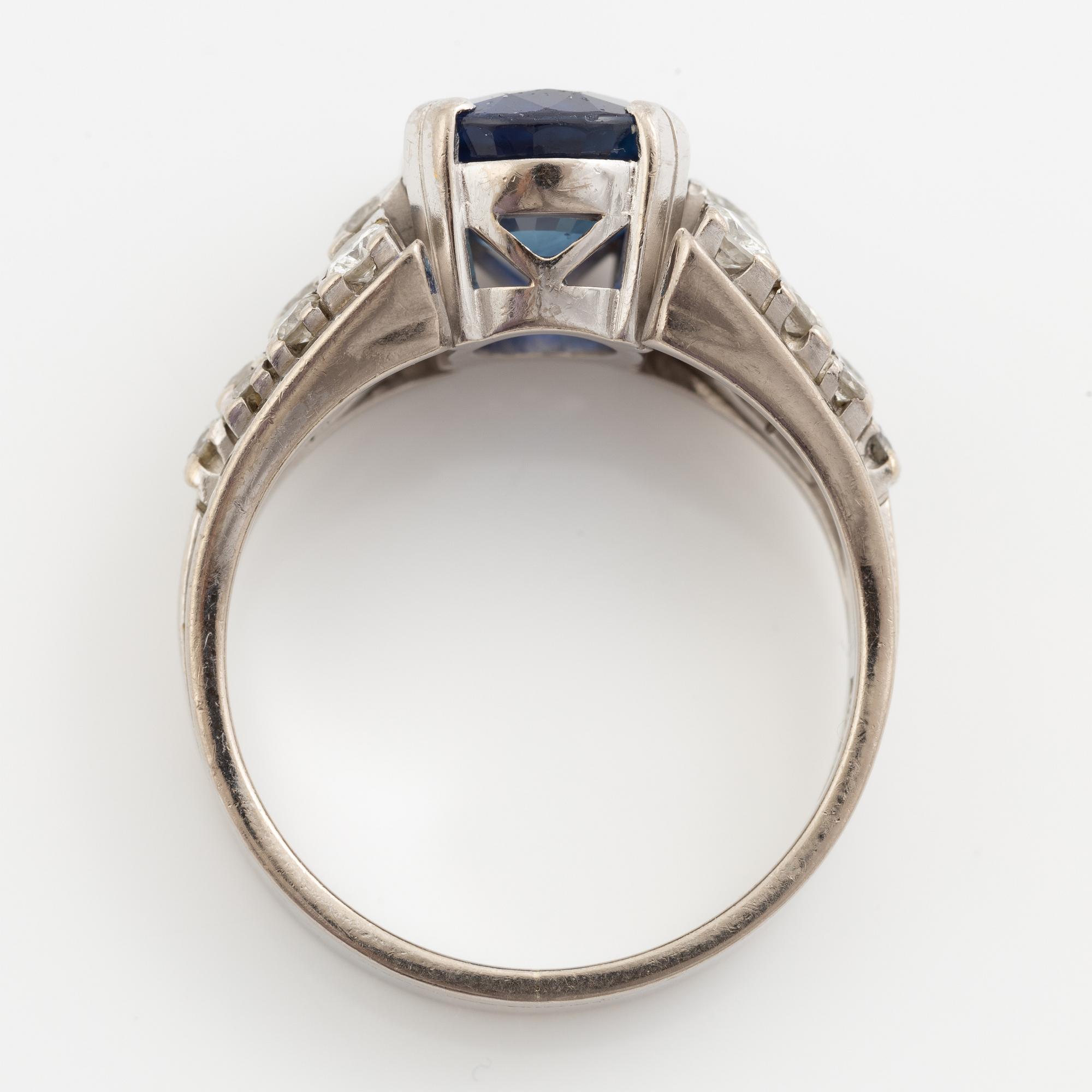 Ring 18K white gold with sapphire and brilliant-cut diamonds.