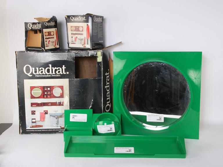 BADRUMSSKÅP, HYLLA, och TVÅLKOPP samt PAPPERSHÅLLARE, Hammarplast, Quadrat. 1970-tal.