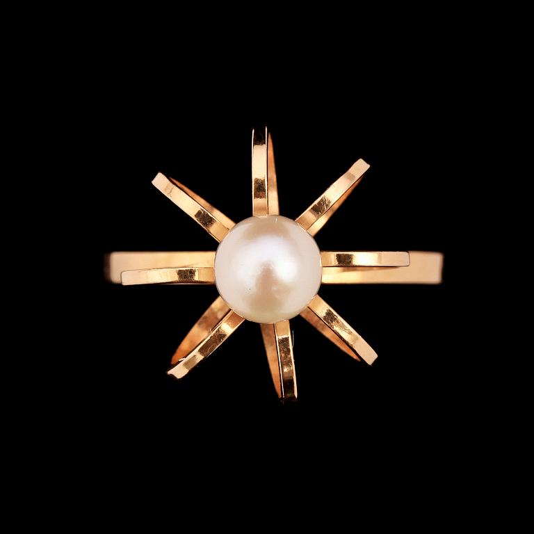 RING, 18k guld med odlad pärla, Mema, Lidköping, 1968. Vikt 4 g.