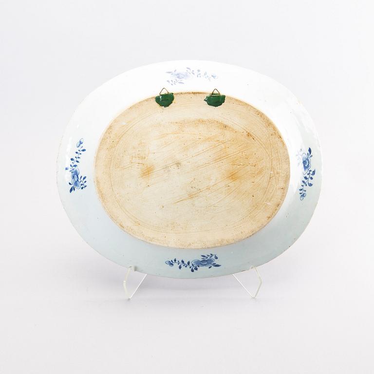 A Chinese Qianlong porcelain plate.