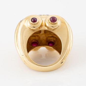 Ring 18K guld med runda briljantslipade diamanter och cabochonslipade rubiner.