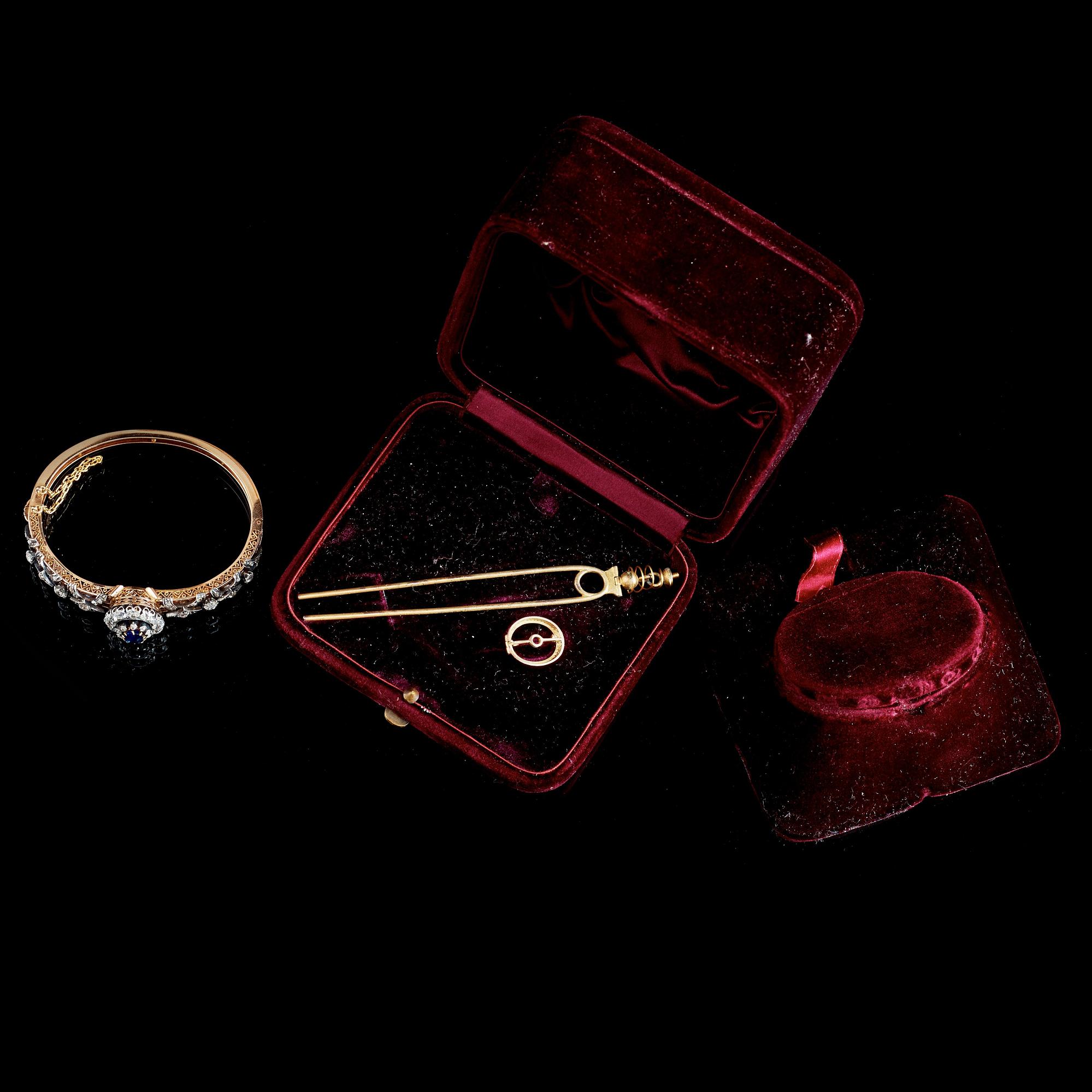 ARMBAND/BROSCH/HÅRNÅL med safir samt gammalslipade diamanter totalt ca 4.00 ct.