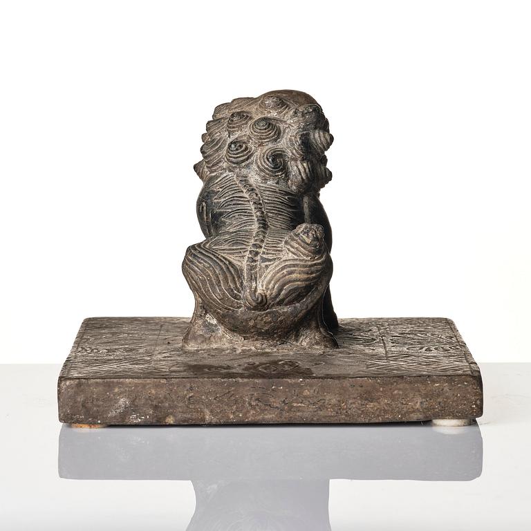 Pappersvikt, sten. Troligen sen Mingdynasti.