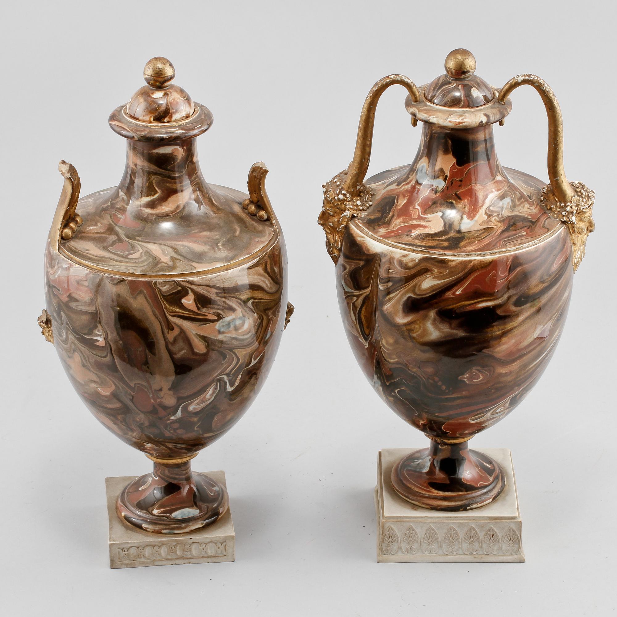 LOCKURNOR, ett par, fajans, Wedgwood, omkring 1800.