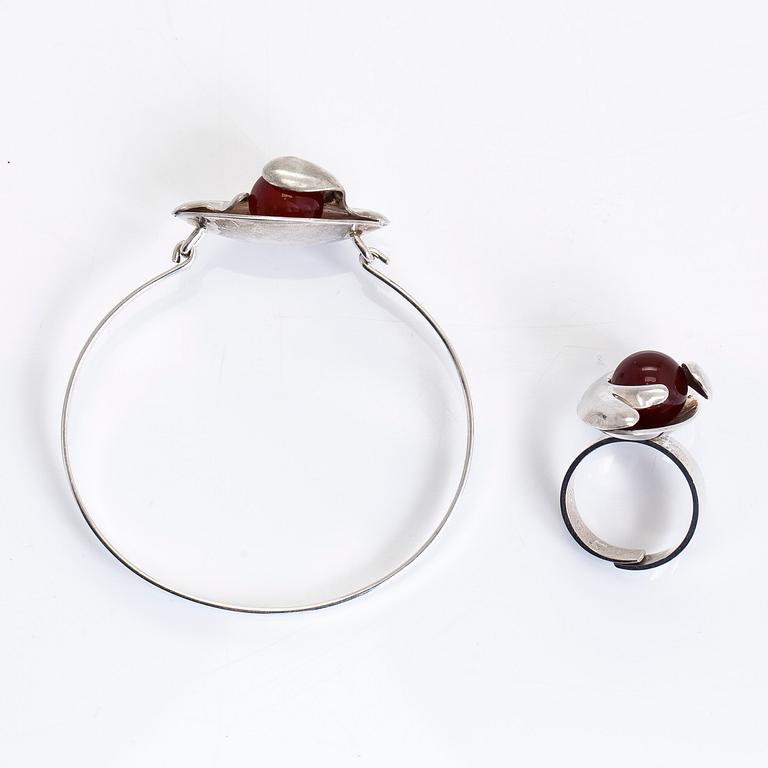 Elis Kauppi, armring och ring, sterlingsilver och kalcedon, Kupittaan Kulta, Åbo.