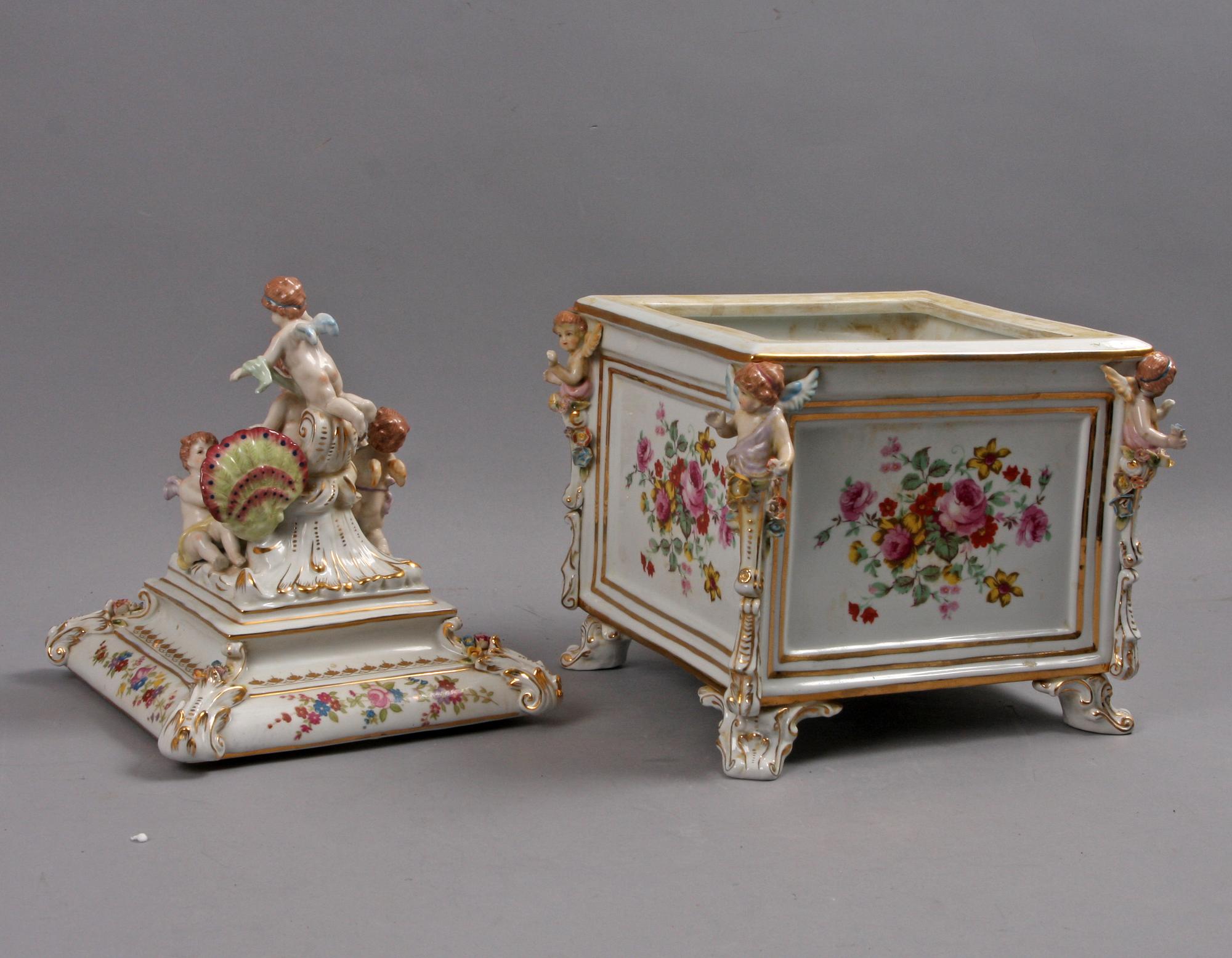 ASK MED LOCK, porslin. Rokokostil.