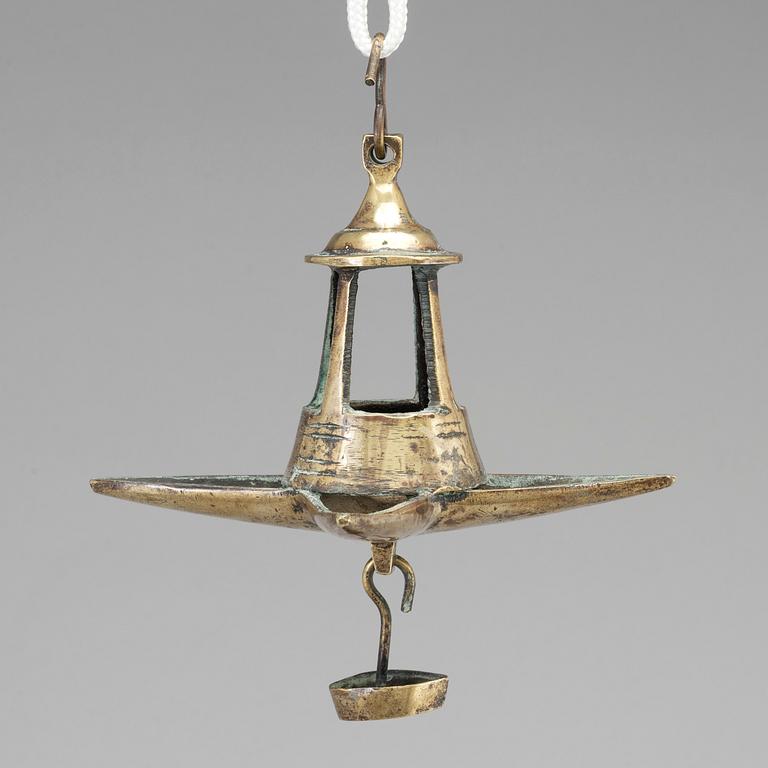 AN 18TH CENTURY BRONZE OIL LAMP.