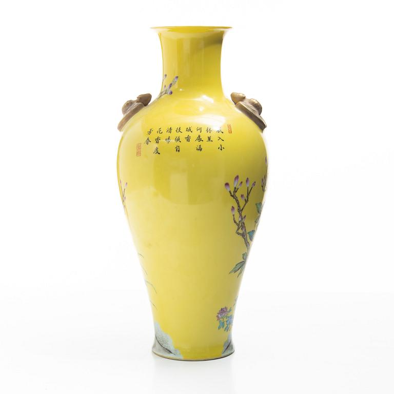 A Chinese porcelain vase, later part of the 20th century.
