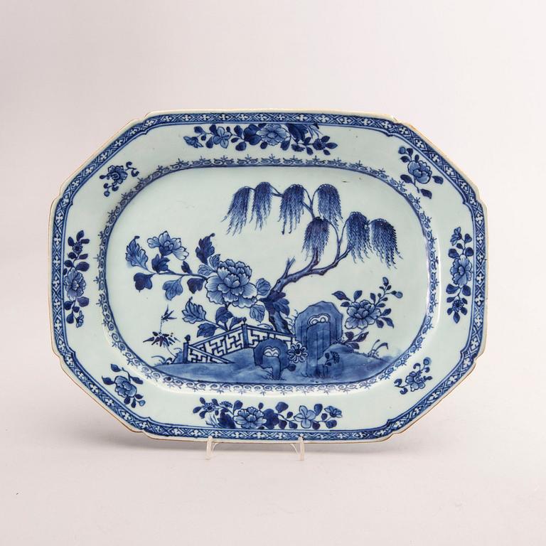 A set of two different Chinese Qianlong porcelain plates.