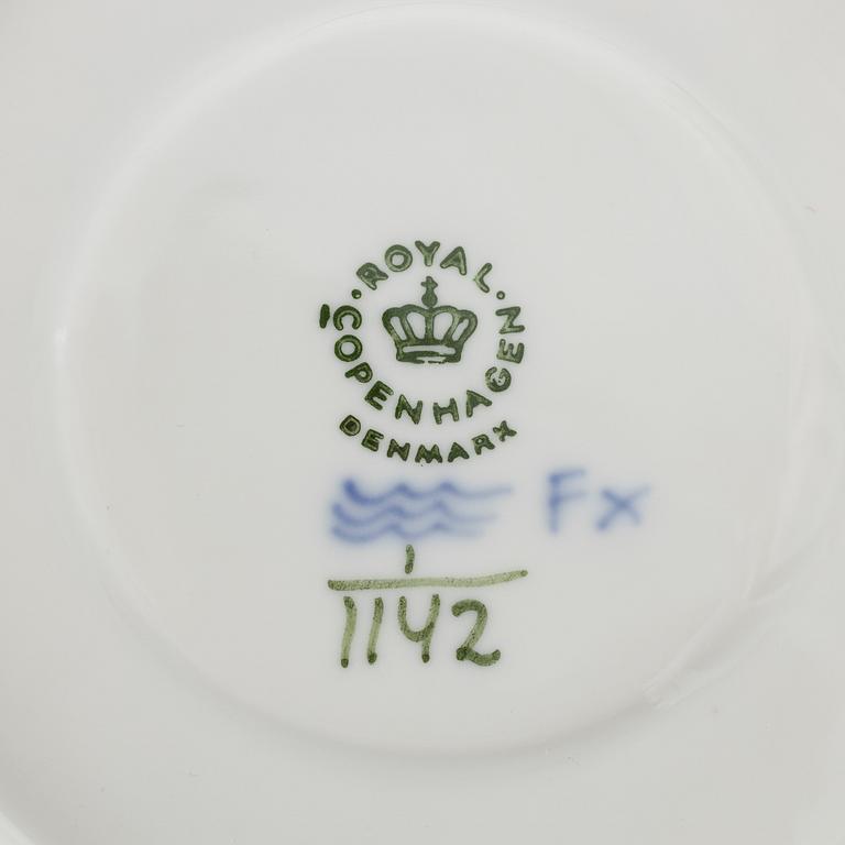 Royal Copenhagen, buljongkoppar, 8 st med lock och fat, porslin, "Musselmalet Halv Blonde", Danmark, 1958-62.
