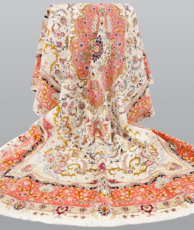 Matta, Täbris, part silk, s.k. 50 Radj, ca 343 x 250 cm.