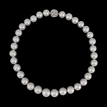 1272. COLLIER, odlade South sea pärlor, 14,9-12,2 mm, med kullås med briljantslipade diamanter, tot. ca 1.20 ct.