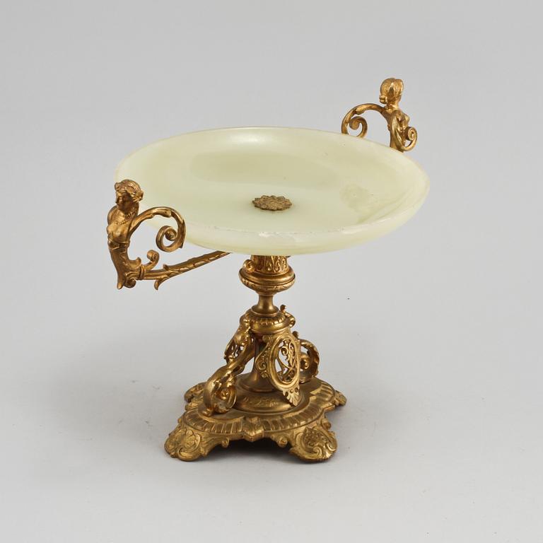 UPPSATSSKÅL, sten samt gulmetall, 1800-talets slut.