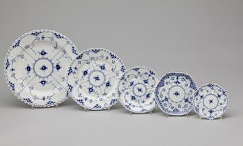 MAT- samt KAFFESERVIS, 151 delar, porslin, "Musselmalet", Royal Copenhagen, 1900-tal.