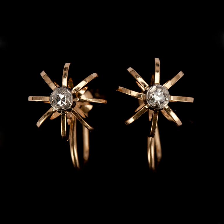ÖRHÄNGEN, guld 14K med små diamanter, Elis Kauppi, Kupittaan Kulta 1966. Vikt 2,4 g.