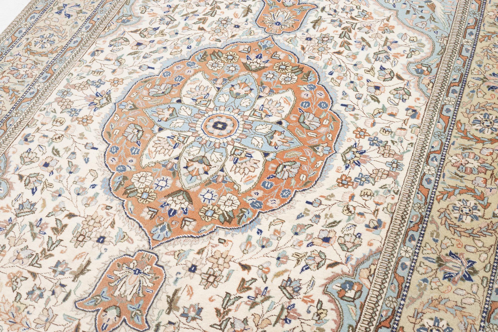 A Tabriz type carpet, c. 300 x 200 cm.