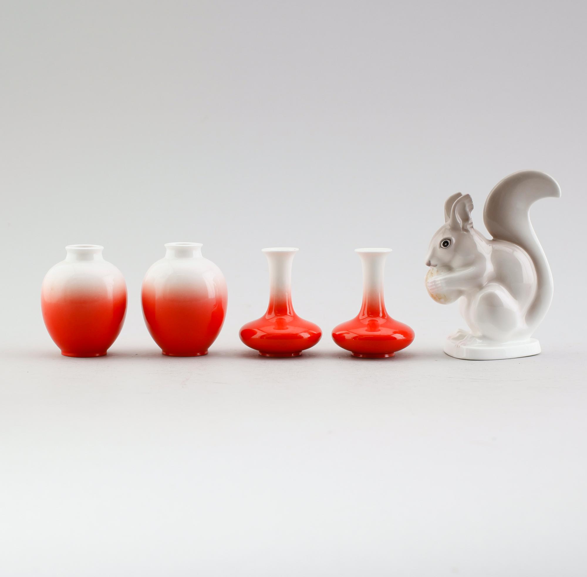 VASER, 4 st SAMT FIGUR, porslin, Japan, 1900-talets andra hälft.