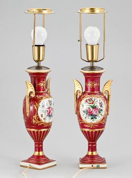 BORDSLAMPOR, ett par, porslin, Frankrike, 1900-talets början.