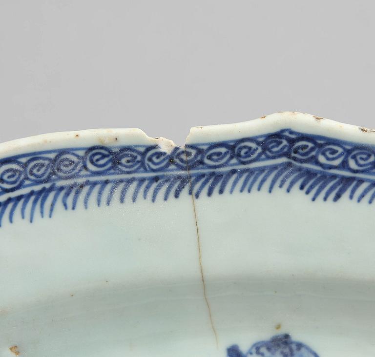 STEKFAT, 2 st, porslin. Kina, Qianlong 1700-tal.