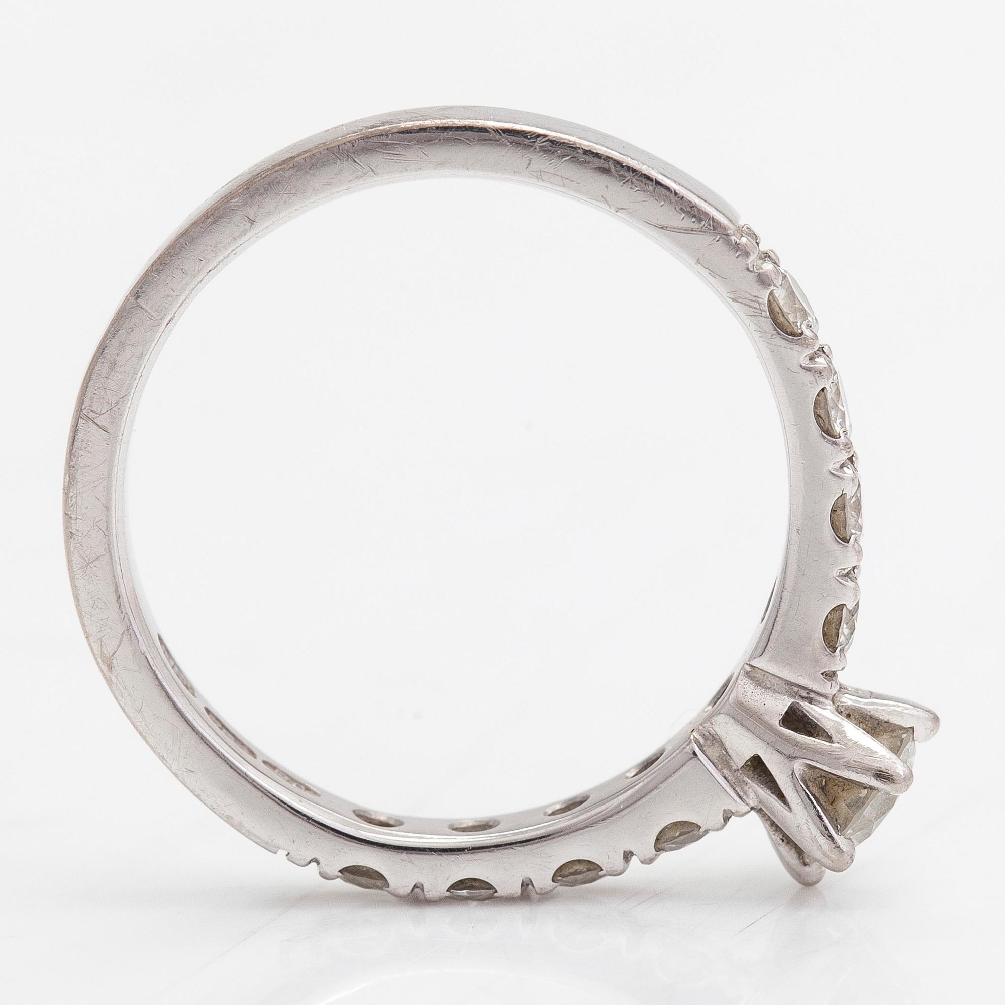 Ring, 18K vitguld med briljantslipade diamanter ca 0.57 ct tot. R.Nossenko, Helsingfors 2016. Med sertifikat.
