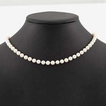 Pärlcollier med odlade pärlor, lås 18K vitguld med små briljantslipade diamanter.