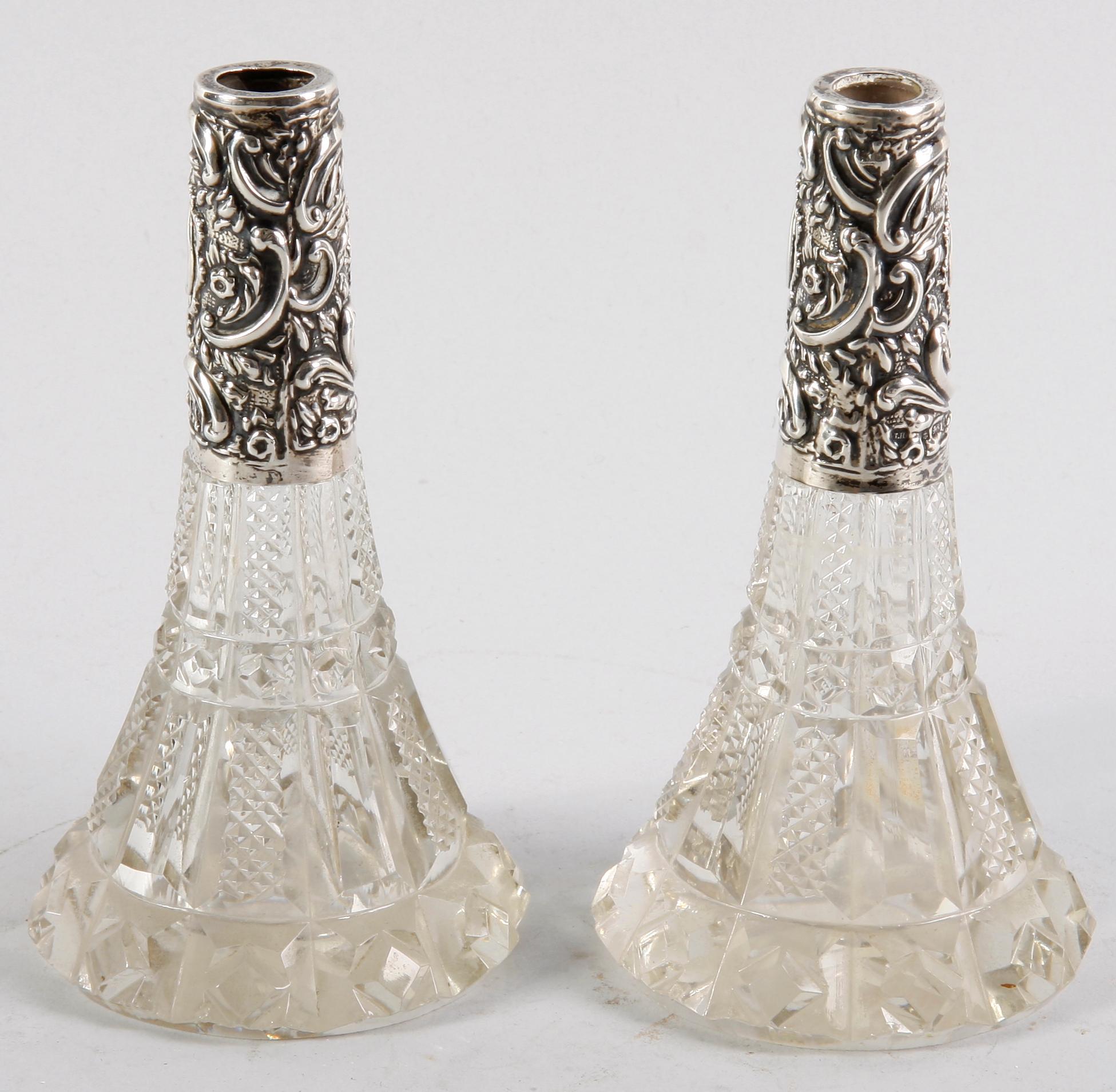 VASER/FLACONGER ett par. Glas och silver. England, Birmingham 1903.
