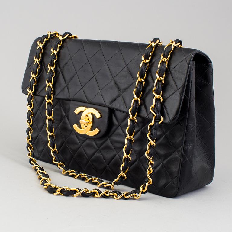 VÄSKA, "Timeless Classic Maxi Flap", Chanel.
