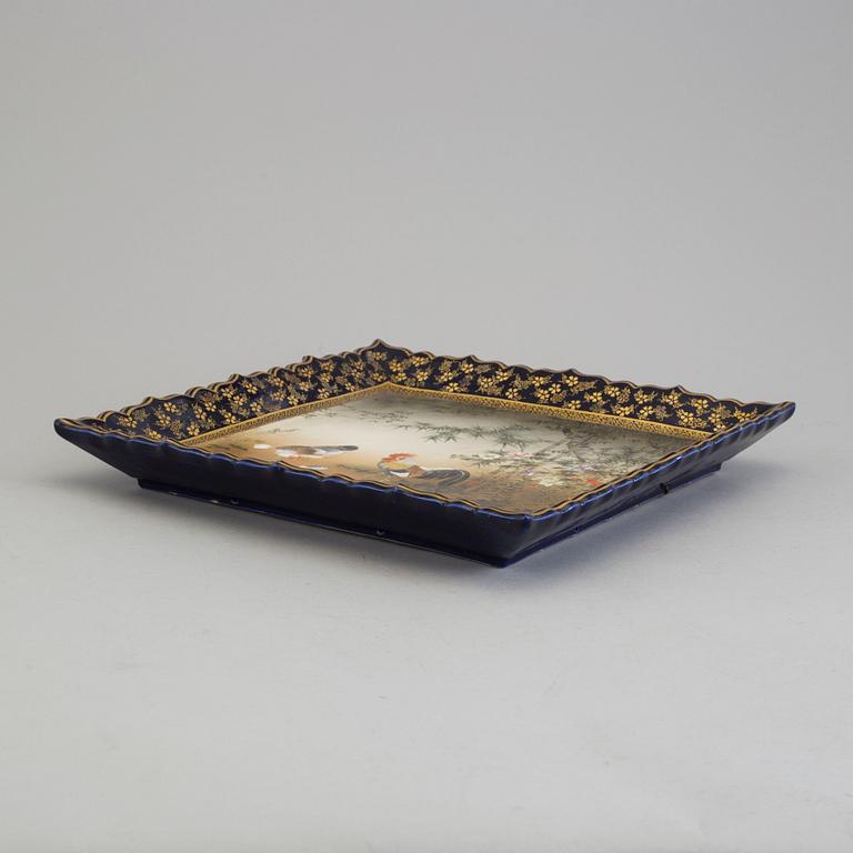 A Japanese satsuma tray, early 20th century.