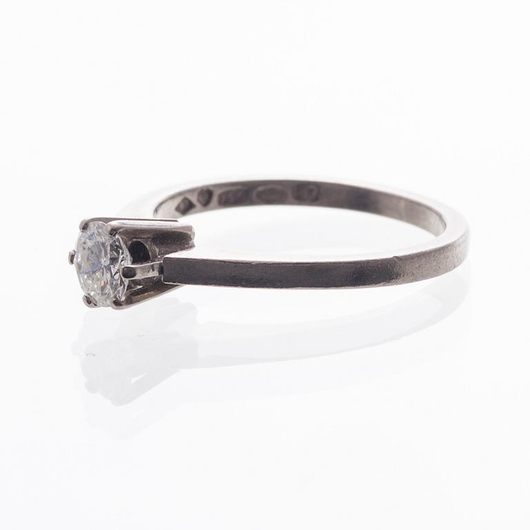 RING, 18K vitguld, briljantslipad diamant. A. Tillander 1973. Vikt ca 3,3 g.