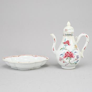 A famille rose teapot and a dish, Qing dynasty, 18th Century.