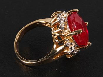 RING, rubin 10,05ct, 12 diamanter sammanlagt 0,12ct samt 14k guld enl intyg.