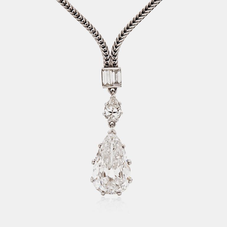 COLLIER med droppformade diamanter, totalt ca 2.57 ct enligt uppgift samt mindre baguetteslipade diamanter.