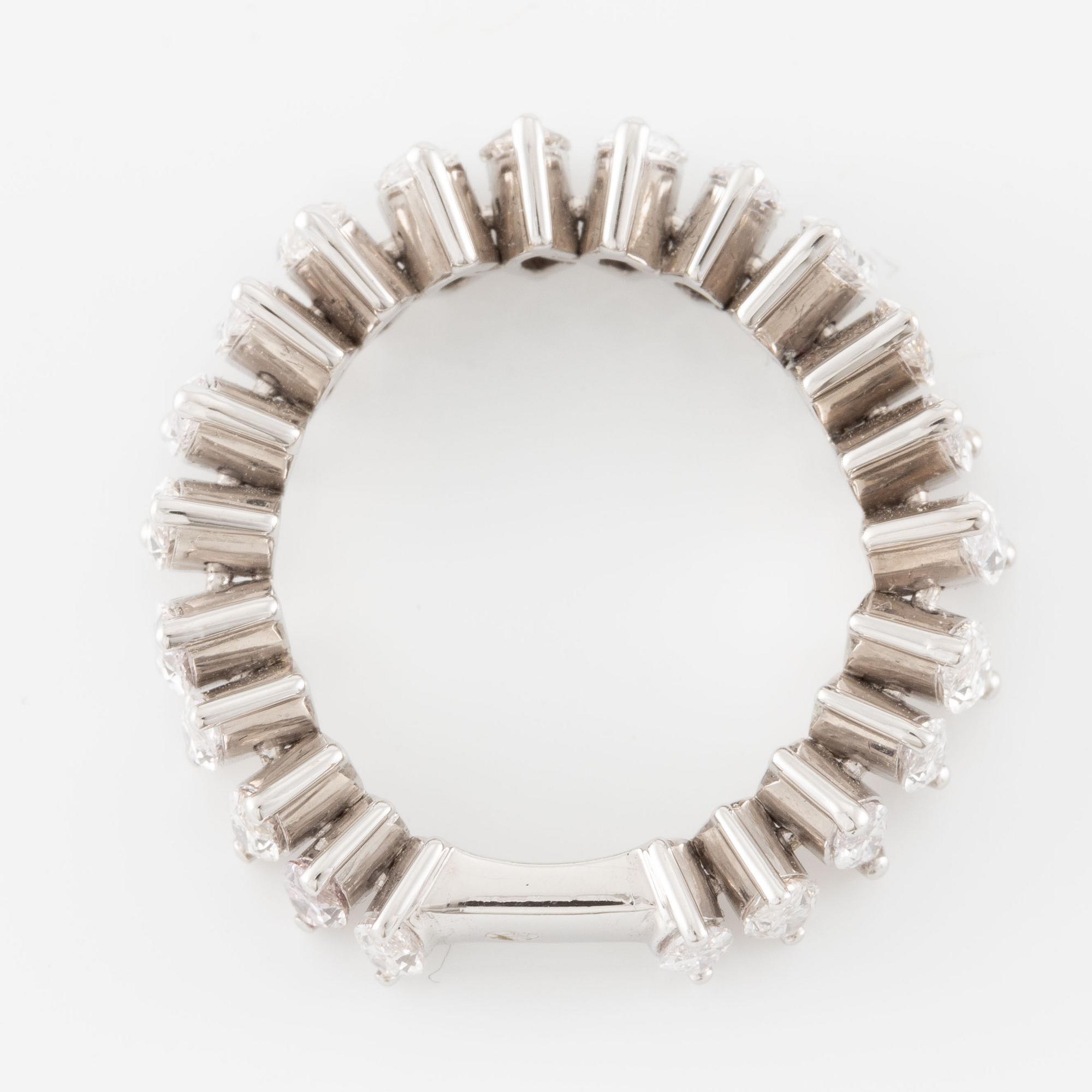 Ring in 18K white gold set with navette-cut diamonds.