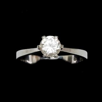 RING, 18k vitguld med briljantslipad diamant tot ca 0,59 ct enligt gravyr. Vikt 2,9 g.