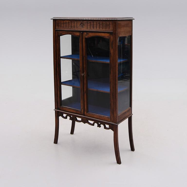 VITRINSKÅP, 1900-talets första hälft.