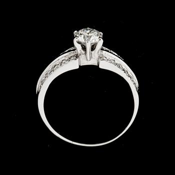 RING, 18 k vitguld med briljantslipad diamant ca 0.60 ct. Totalt ca 1.00 ct. Vikt ca 3 g.