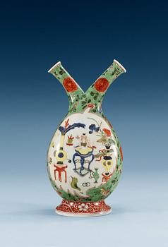 1572. A famille verte oil and vinegar ewer, Qing dynasty (1644-1912).