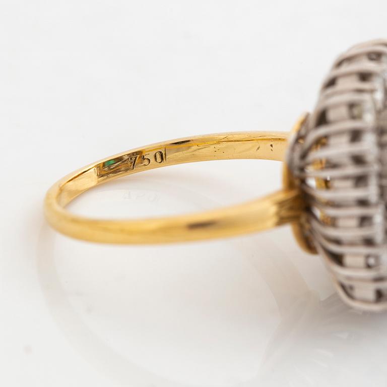 Ring, 18K guld, smaragdslipad smaragd ca 2 ct, med 32 briljantslipade diamanter totalt ca 2 ct.