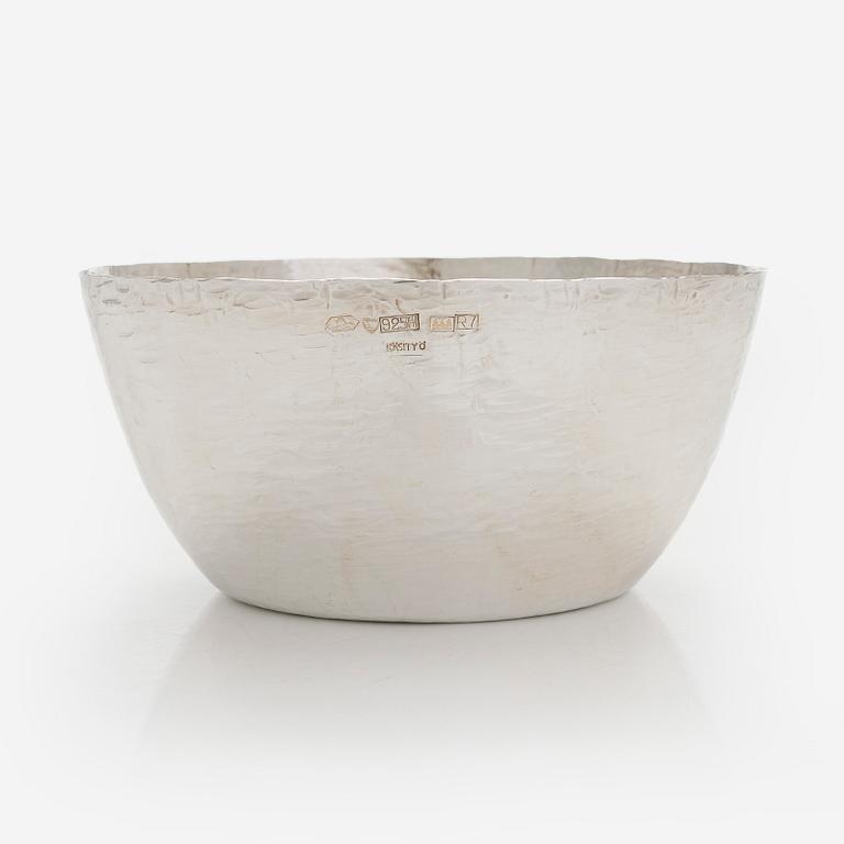 Tapio Wirkkala, malja ja pikareita 2 kpl, sterlinghopeaa, Kultakeskus Hämeenlinna, 1970, 1974 ja 1979.