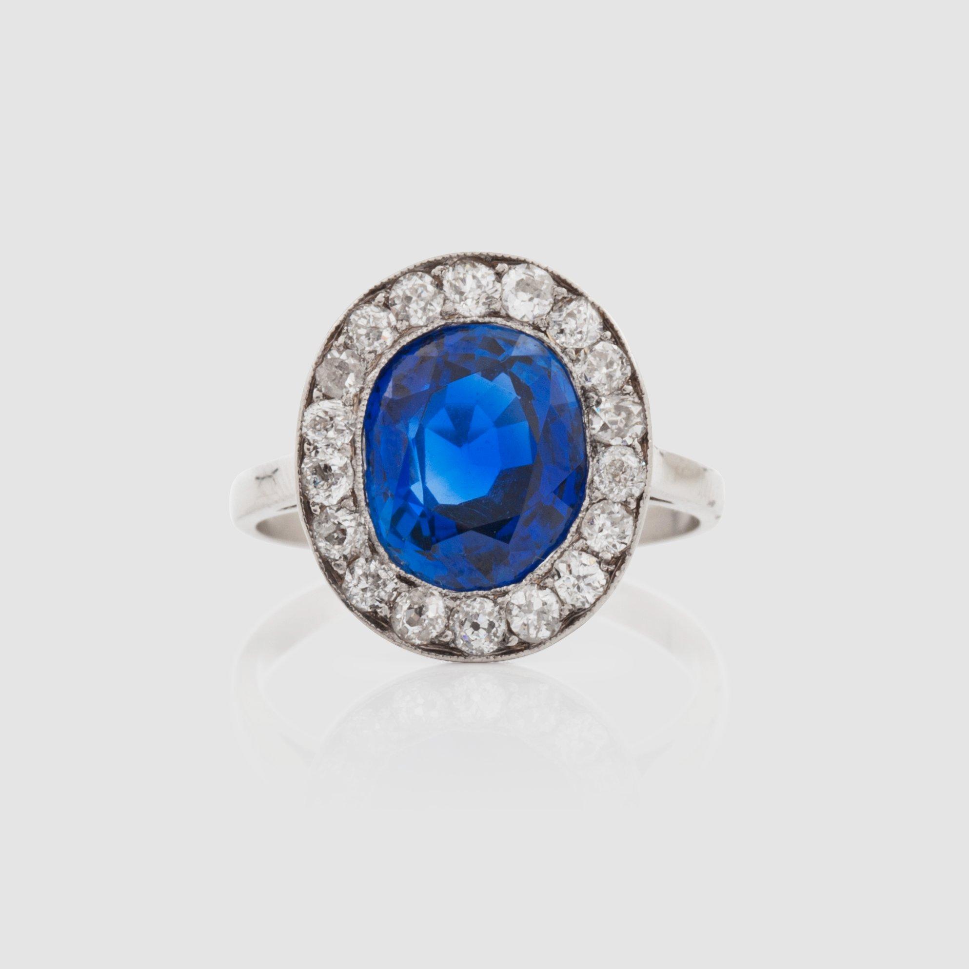RING med obehandlad safir 4.48 ct samt briljantslipade diamanter totalt ca 0.75 ct.