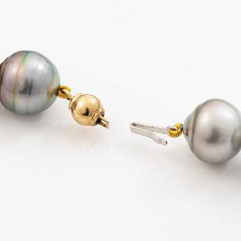 Necklace with cultured baroque Tahitian pearls and an 18K gold clasp.