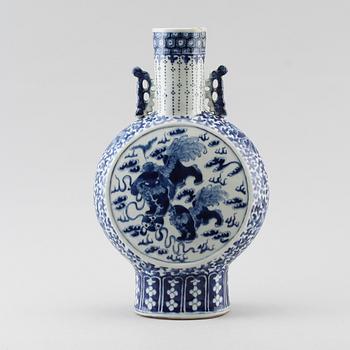 PILGRIMSFLASKA, porslin, Kina, sent 1800-/1900-tal.