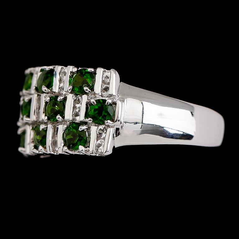 RING, sterlingsilver, vita topaser och gröna diopsider. Vikt ca 4,1 g.