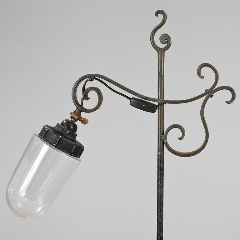 GOLVLAMPA, smide, 1900-tal.