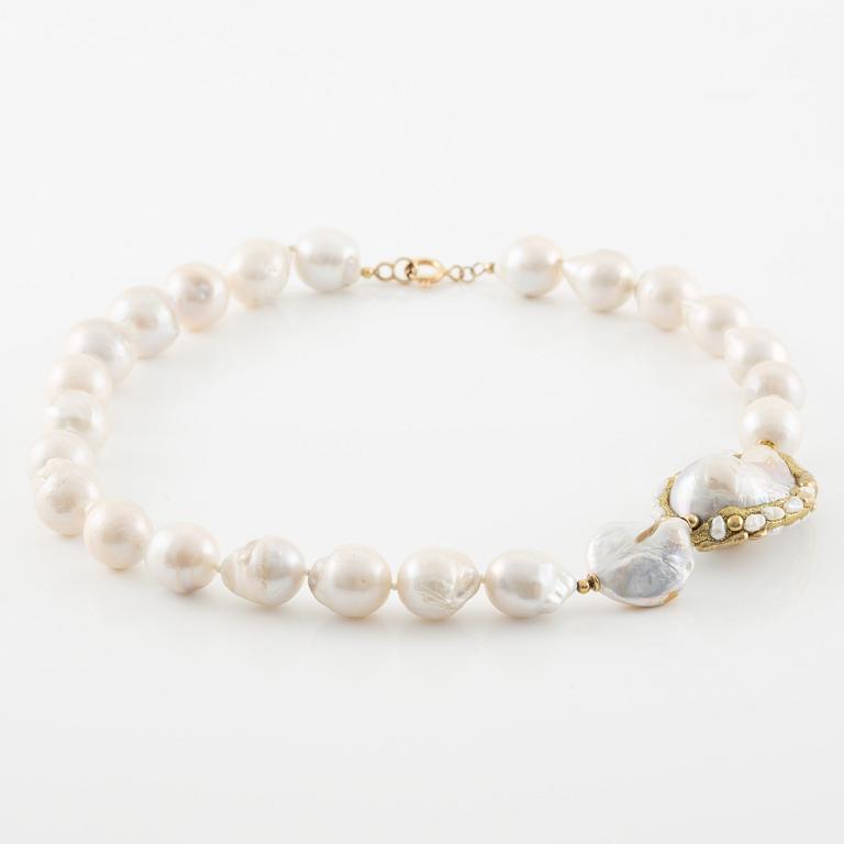 Necklace, with cultured pearls.