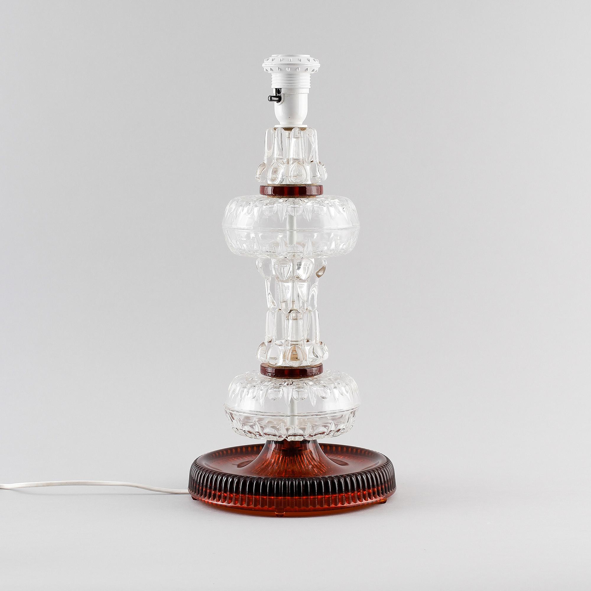 BORDSLAMPA, glas, signerad Gustaf Leek, 1900-talets andra hälft.