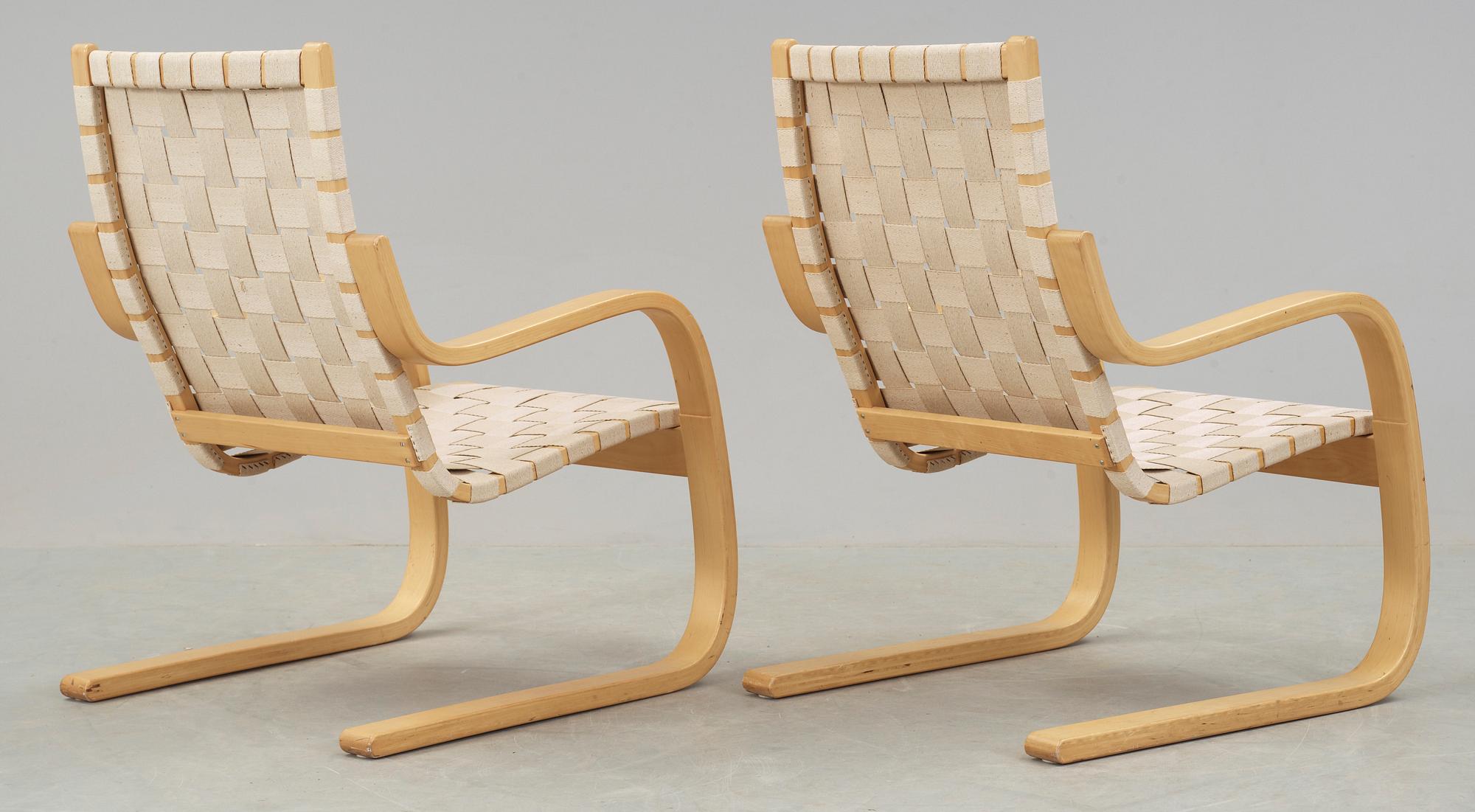 FÅTÖLJER, ett par. Modell 406, Alvar Aalto. Modellen formgiven 1947.